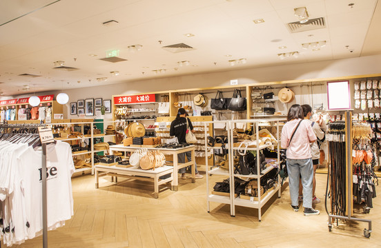 時(shí)尚與舒適的交匯點(diǎn) 探索現(xiàn)代鞋帽店的零售魅力